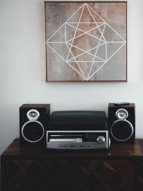 pannelli fonoassorbenti decorativi stereo su consolle e pannello fonoassorbente decorativo appeso al muro