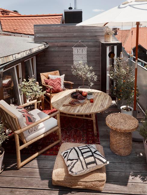 Balkon w bloku Przytulny balkon w stylu etno