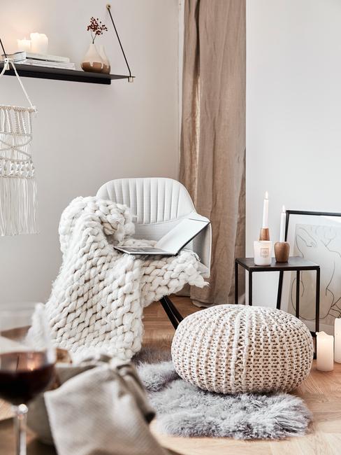 Styl hygge Przytulny salon z fotelem, na którym leży koc