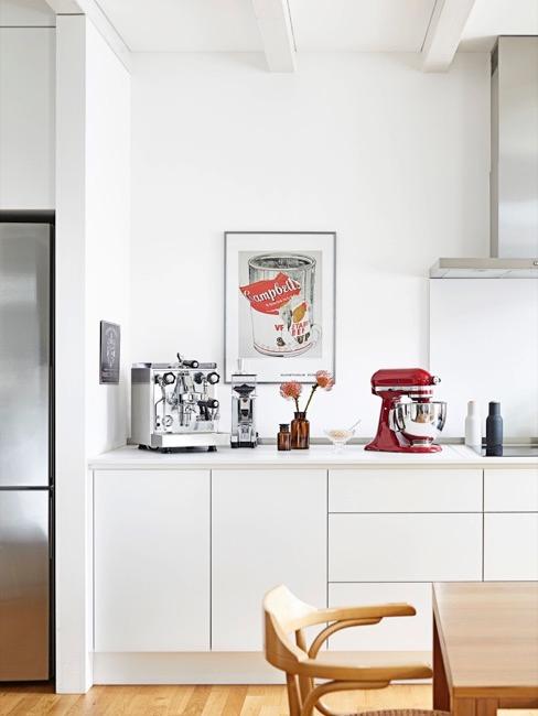 una cocina moderna blanca con un poster
