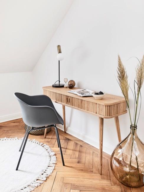 Büropflanzen Schreibtisch im Home Office mit naturfarbener Deko