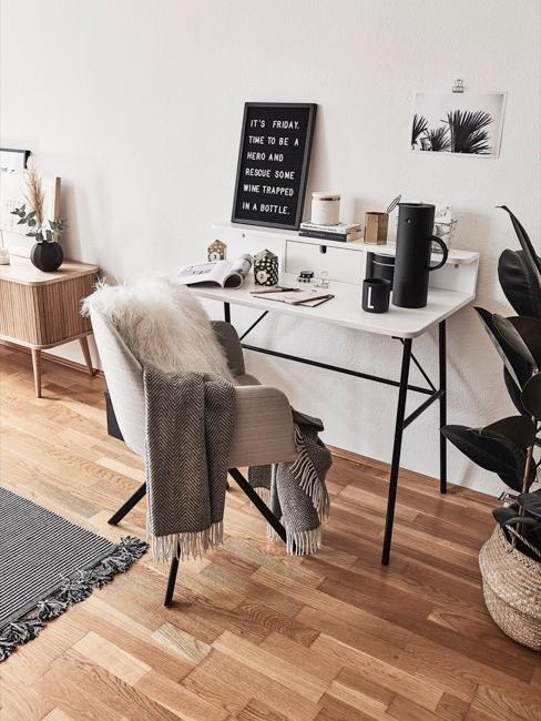 Schreibtisch im Home Office mit viel Holz und schwarzer Deko