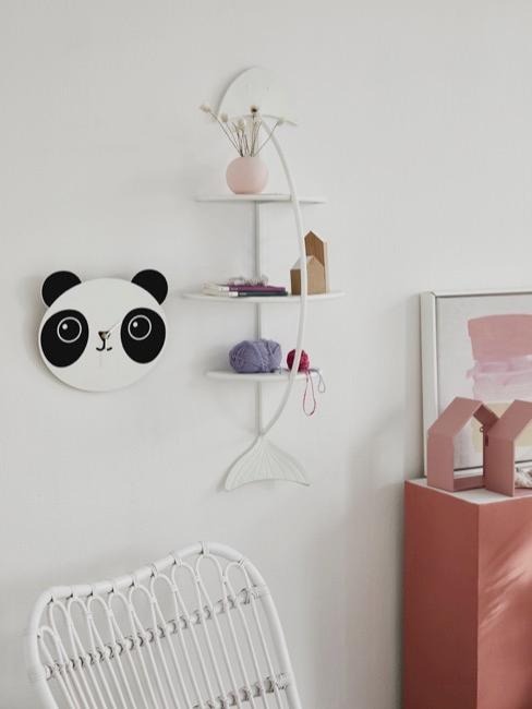 estentria pequeña y silla de ratán blanca en habitación de niños