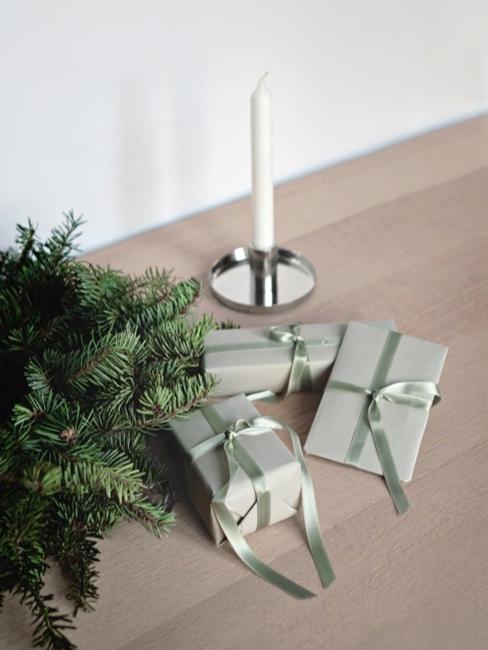 incartare regalo Pacchi regalo, candela bianca e rami di pino