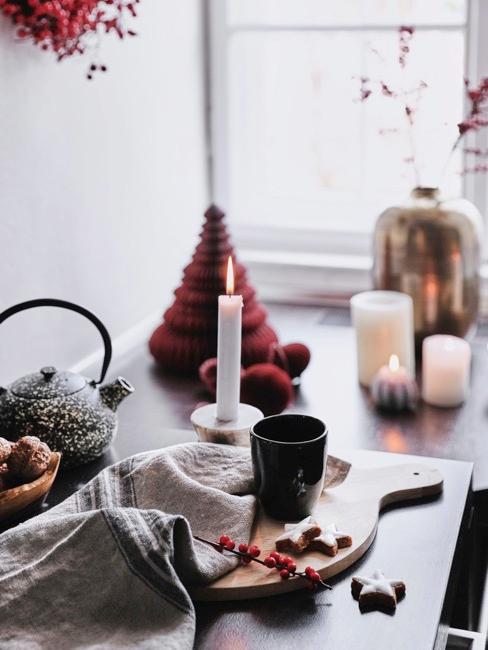 Weihnachtsplätzchen Nahaufnahme Esstischmit Weihnachtsdeko und Weihnachtsplätzchen