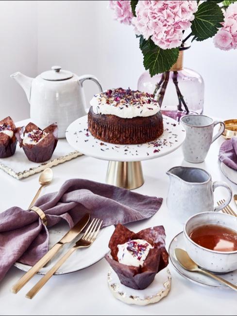 Come decorare una torta Tavolo con torta decorata e accessori
