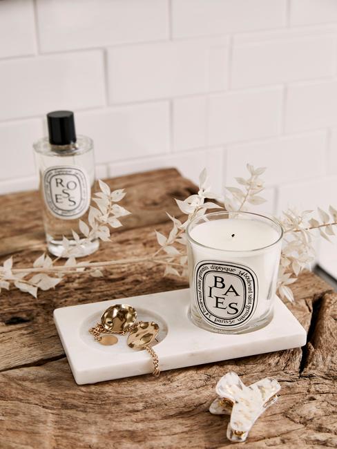 bano-de-lujo Encimera de madera para el baño con vela y ambientador