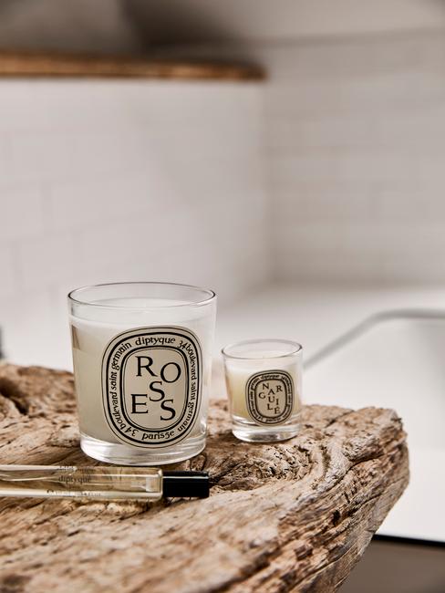 Encimera de madera con vela aromatizada y perfume