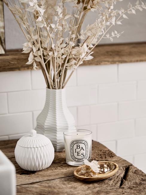Estante de baño de madera decorado con objetos blancos
