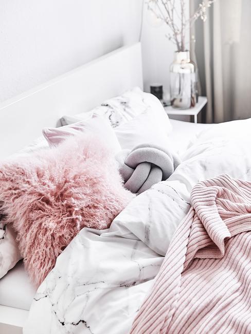 Cama con funda nórdica de 150x220 estmpado de mármol y deco rosa