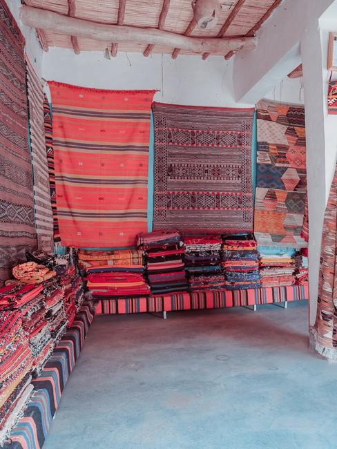 kilim-banner Sala decorada con alfombras orientales en tonos rojos o burdeos