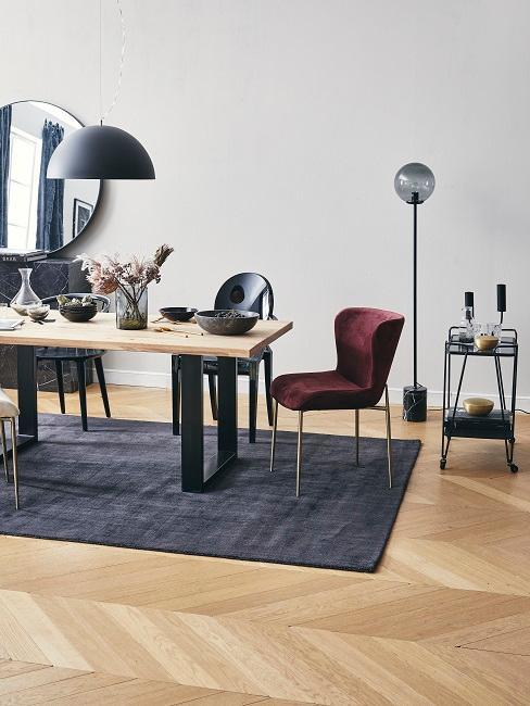 salon-comedor-moderno-banner salón comedor moderno con piezas decorativas oscuras