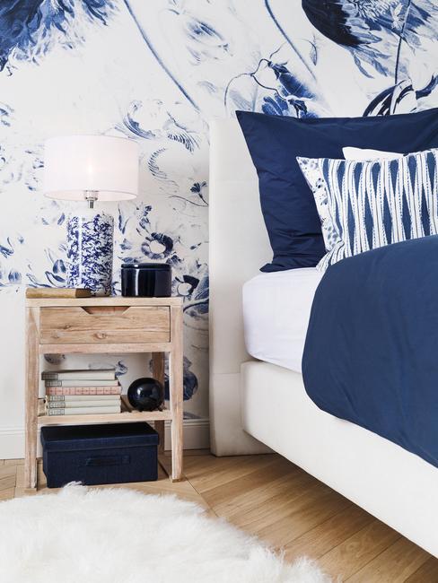 camera con tessili e pareti con decorazioni classic blue