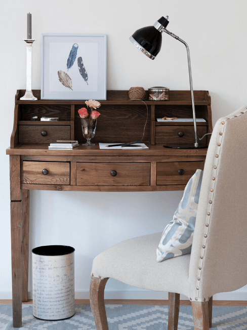 Scrivania vintage Scrivania vintage in legno con sedia e accessori