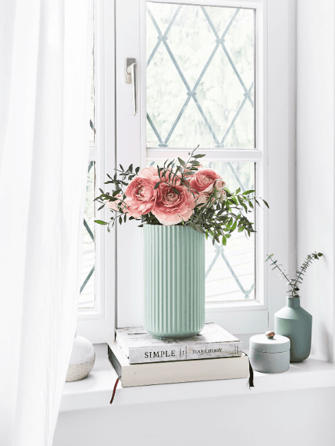 Guide e consigli Vaso verde menta con fiori, libri e finestra