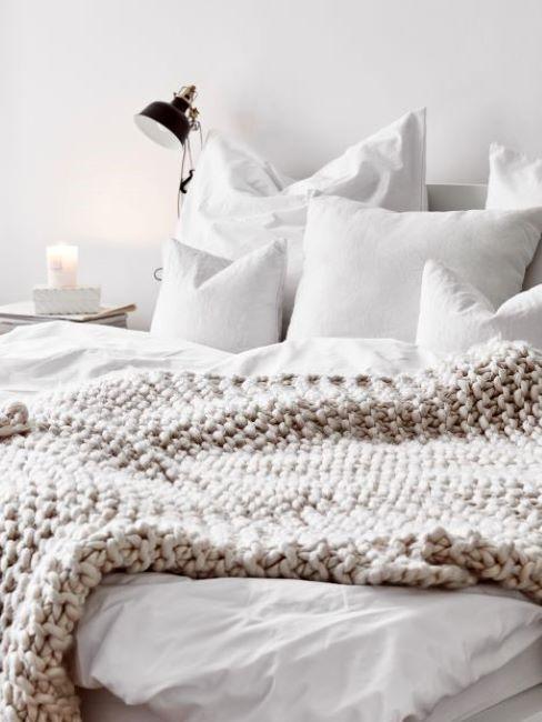 greige camera camera da letto con coperta greige