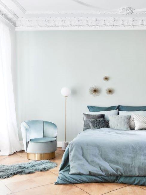 camera da letto con parete verde menta e tessili azzurri