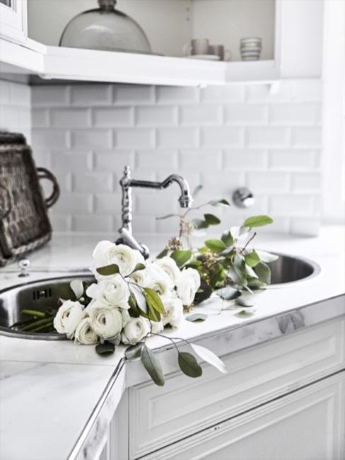 Waschbecken in der Küche mit weißen Rosen