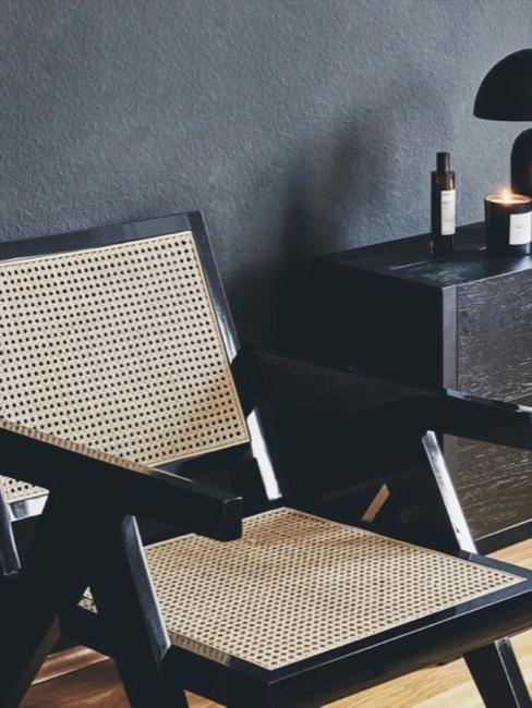 Silla en blanco y beige de mimbre vienés