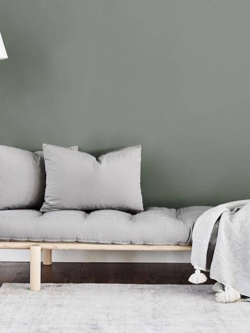 decoración de sótano sótano con un sofá cama en color gris