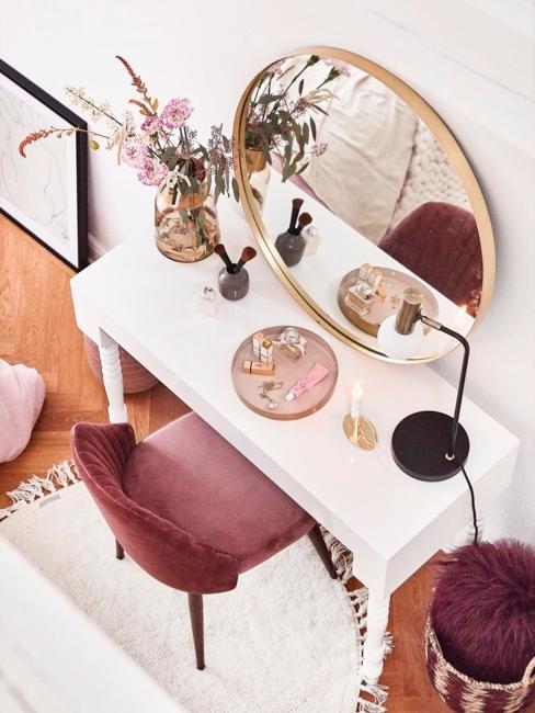 Make-up tafel in een tienerkamer voor meisjes