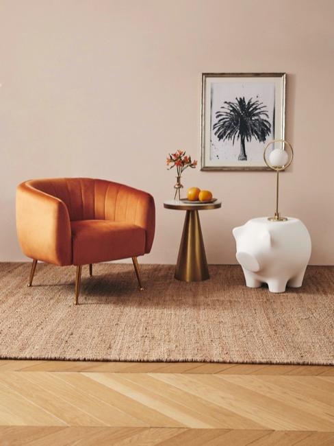 Quelle couleur marier avec le orange ? Intérieur aux tons pêche avec un fauteuil orange