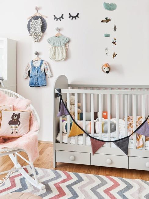 Babyzimmer in verschiedenen Farben mit Babybett und Stuhl