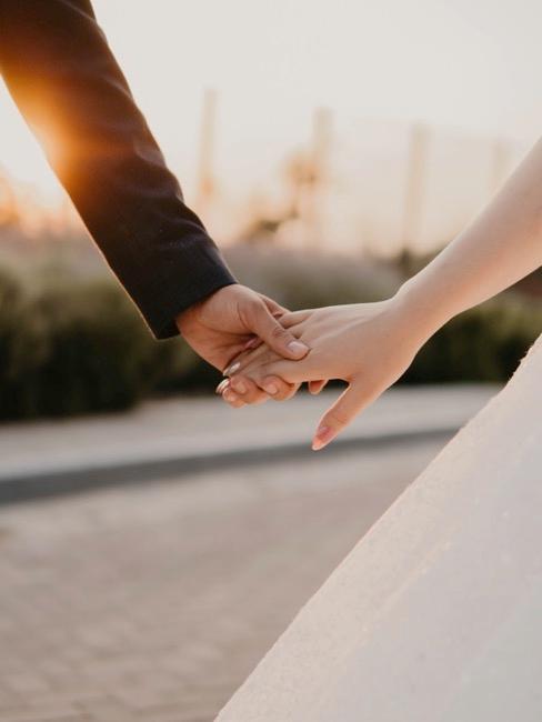 Nahaufnahme Hochzeitspaar die Hände halten