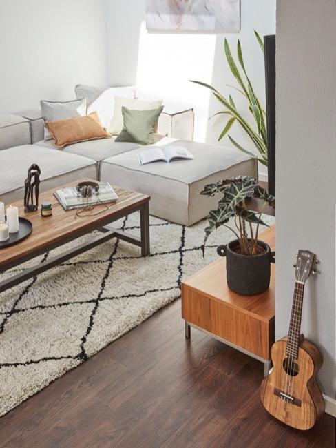 Sótano decorado con guitarra y sofá