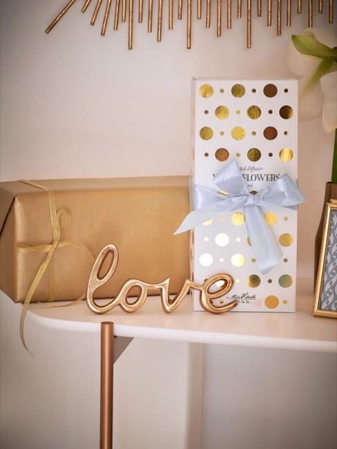 Ausgefallene Hochzeitsgeschenke Hübschverpackte Hochzeitsgeschenke in gold mit Schriftzug love