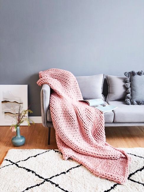 Design danese Salotto con divano grigio e dettagli rosa e bianchi in design danese