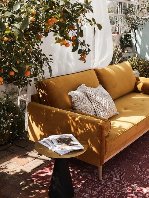 biombo en una terraza con un sofa mostaza