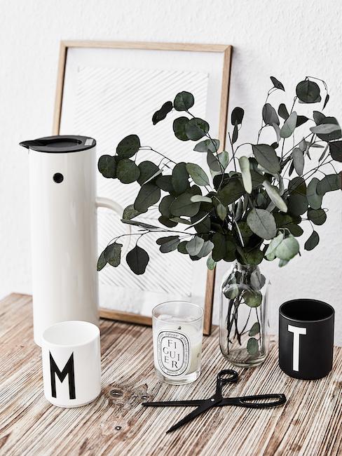 Nahaufnahme Gegenstände, die man Freunden zu Ostern schenken könnte ie Duftkerzen und Tasse mit Anfangsbuchstabe