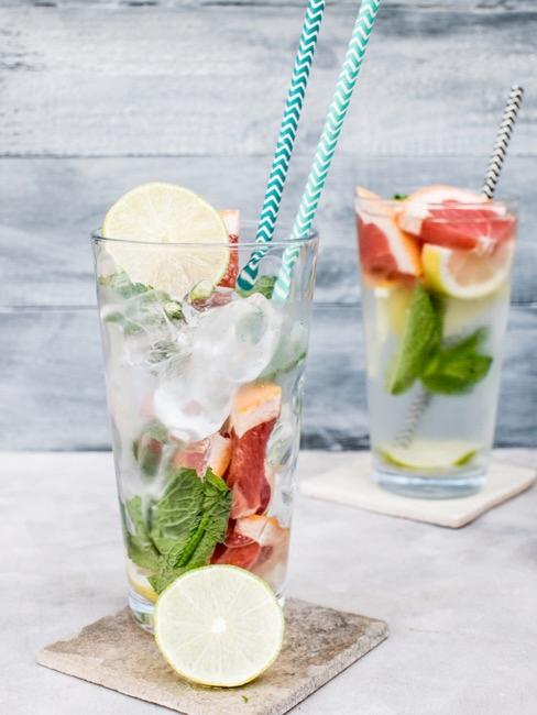 Sommerparty Deko Nahaufnahme Cocktailglas für Sommerparty
