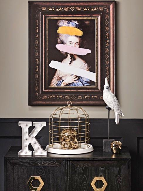 excentrieke stijl Close-up dressoir met excentrieke decoratie en kleuren