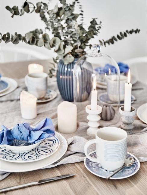 Textilien bemalen Gedeckter Tisch mit blauen Details