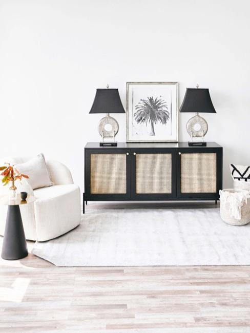 Stile giapponese Comò in stile giapponese con dettagli bianchi e lampade di design