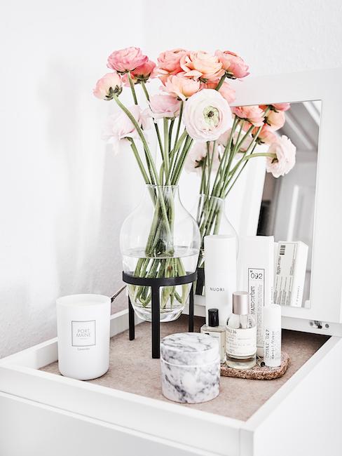 Marmorieren Schminkecke mit Blumenvase, Kerze und Pfelgeprodukten