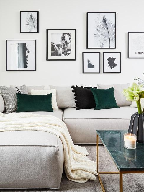 Bilder Wohnzimmer Bilder im Wohnzimmer über einer Couch