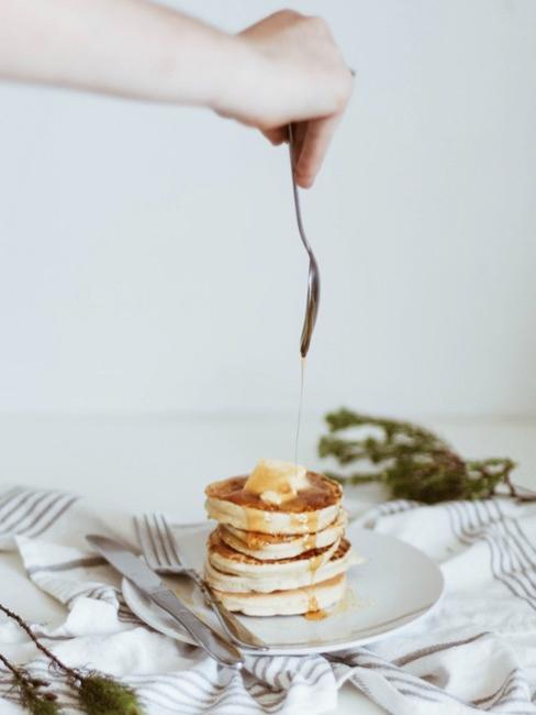 Kochbuch selbst gestalten Pancake auf hellem Untergrud mit winterlicher Deko