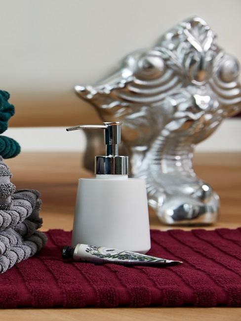 elegante dosificador de jabón en blanco con toallas