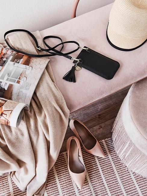 Accesorios para el móvil Funda para el móvil con colgador en habitación femenina