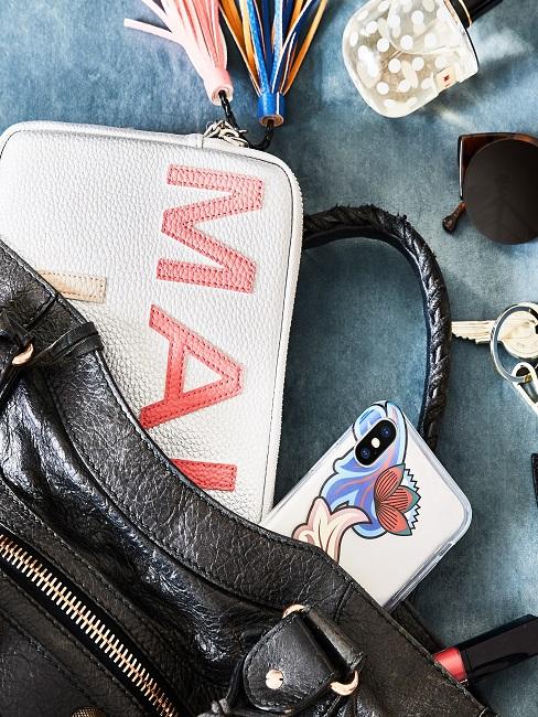 Accesorios para el móvil dentro de un bolso negro