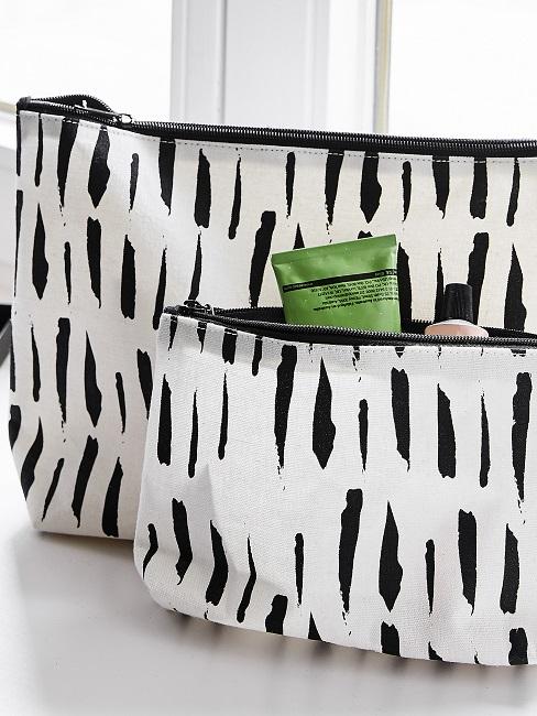 Kosmetik-Taschen auf dem Fensterbrett im Badezimmer