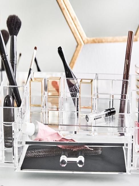Kosmetik-Organizer mit Kosmetik auf der Ablage im Badezimmer