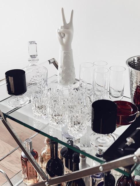 Whiskeygläser Whiskeygläser auf einem Barwagen im Wohnzimmer
