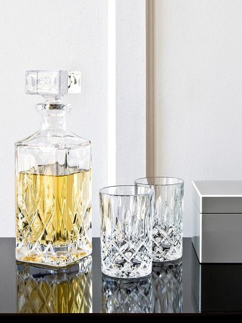Whiskeygläser mit Karaffe im Wohnzimmer
