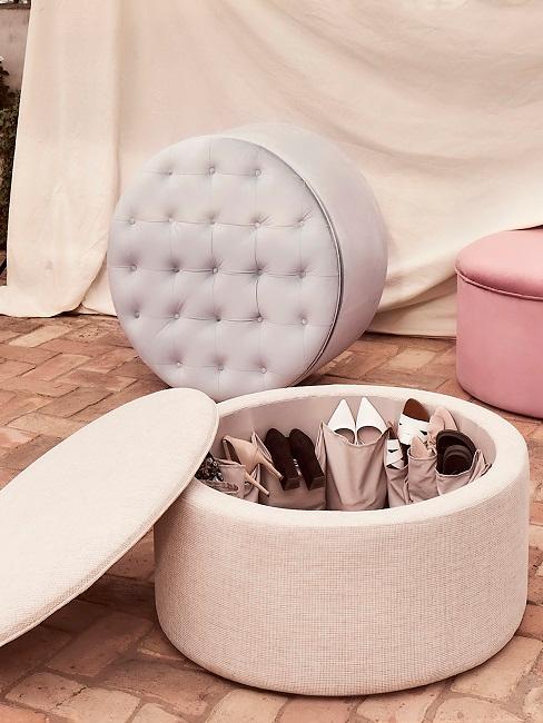Pouf contenitore pieno di scarpe
