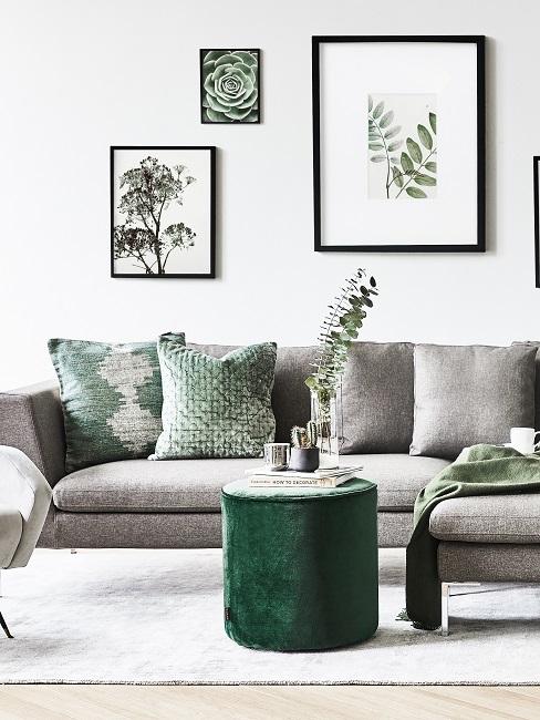 Grijze zitbank met groene accessoires in de woonkamer