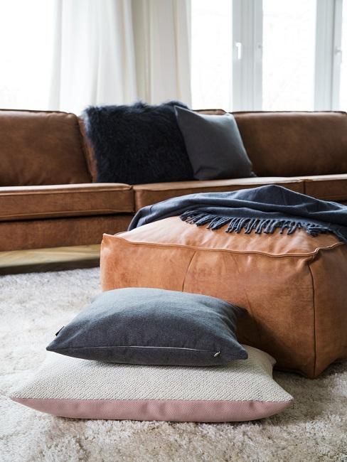 Braunes Ledersofa mit Kissen hinter einem Sitzkissen aus Leder